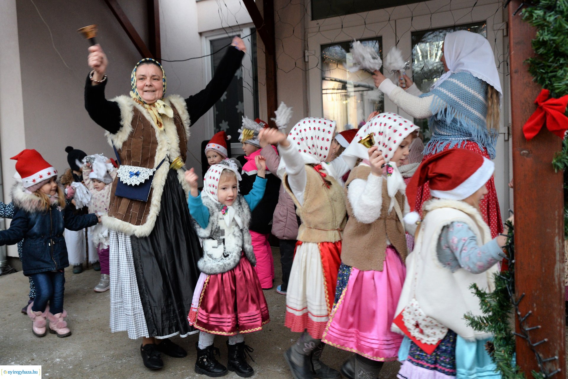Lucázás és adventi vásár a Kerekerdő Óvodában
