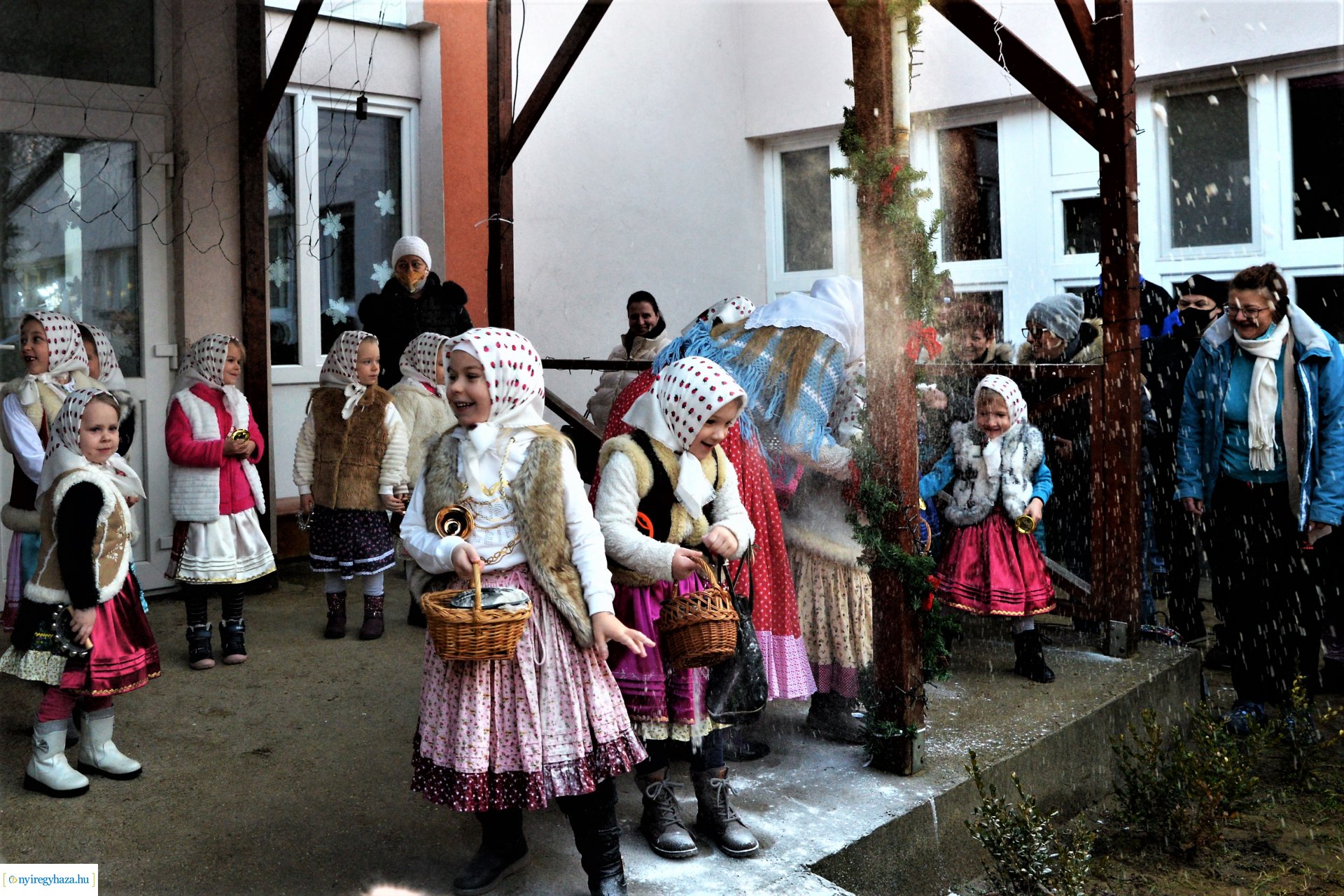 Lucázás és adventi vásár a Kerekerdő Óvodában