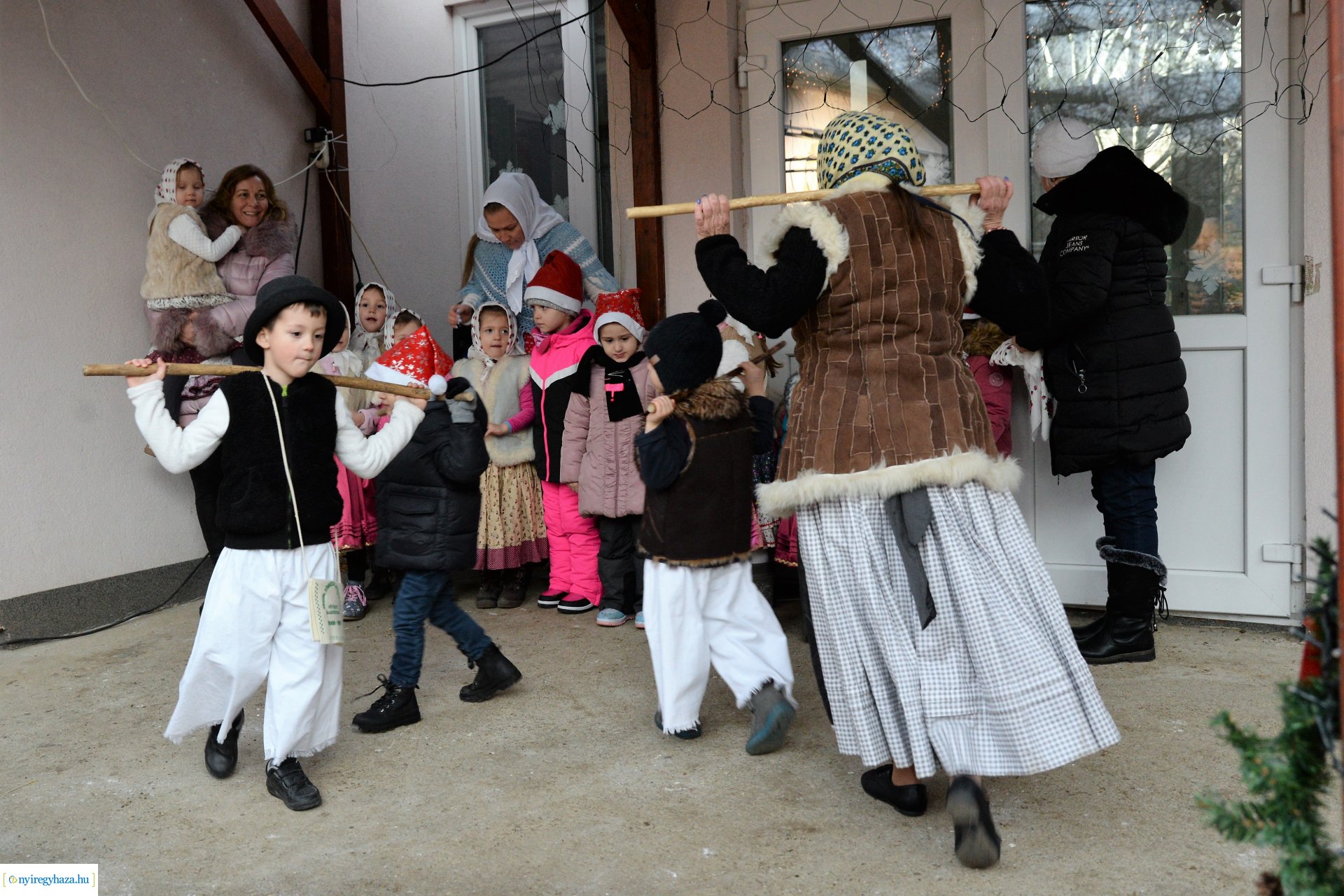 Lucázás és adventi vásár a Kerekerdő Óvodában