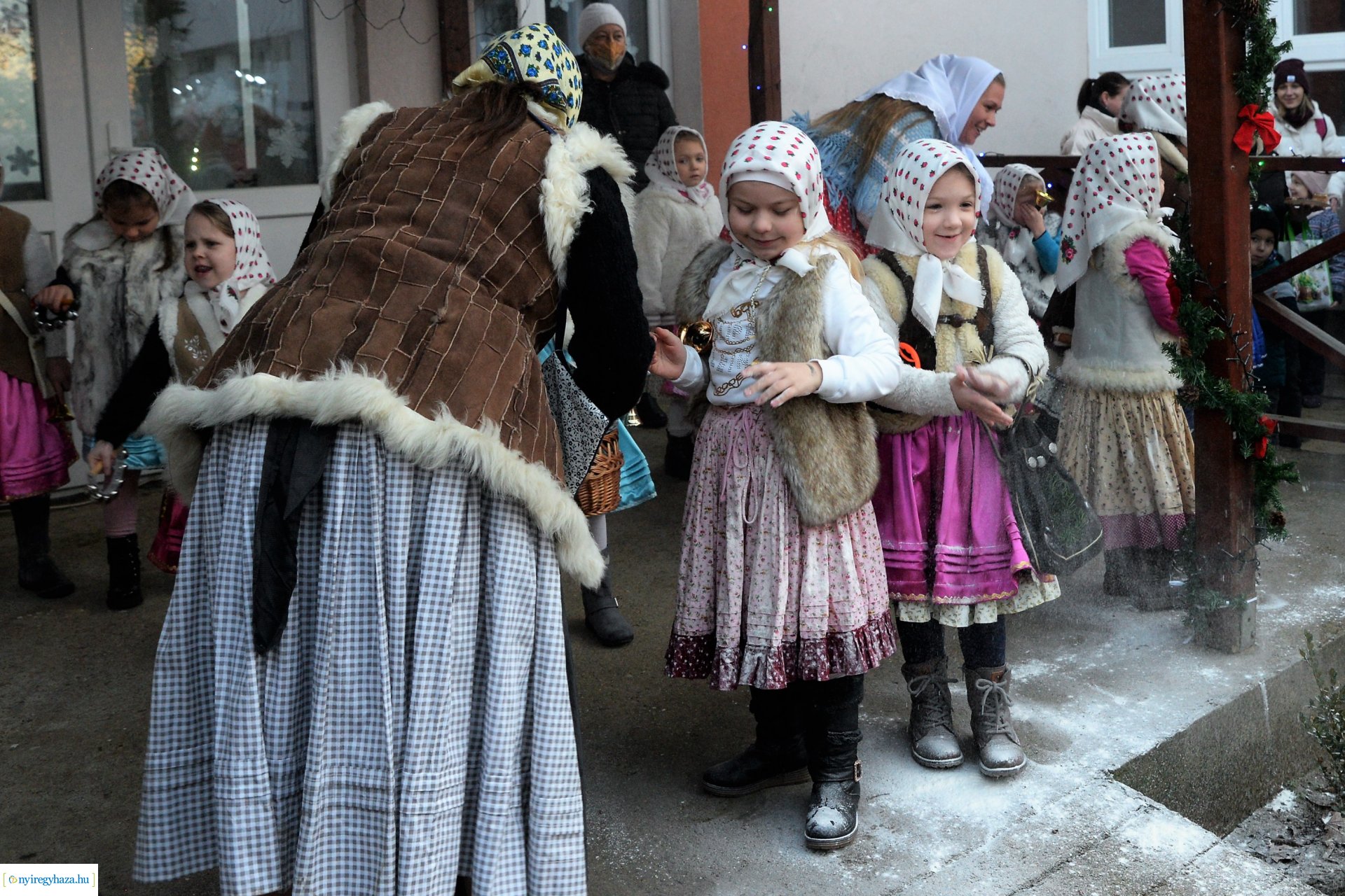 Lucázás és adventi vásár a Kerekerdő Óvodában