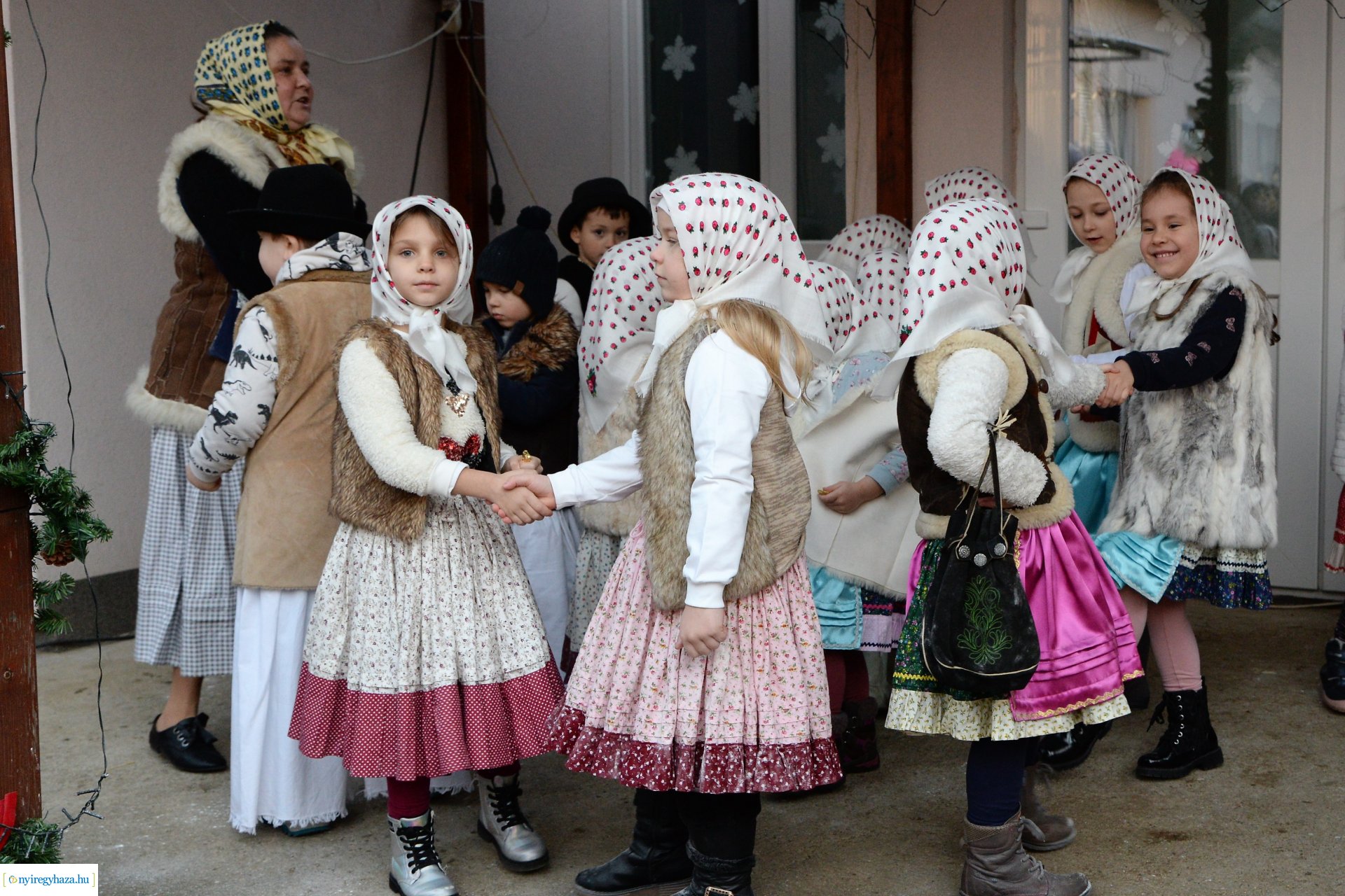 Lucázás és adventi vásár a Kerekerdő Óvodában