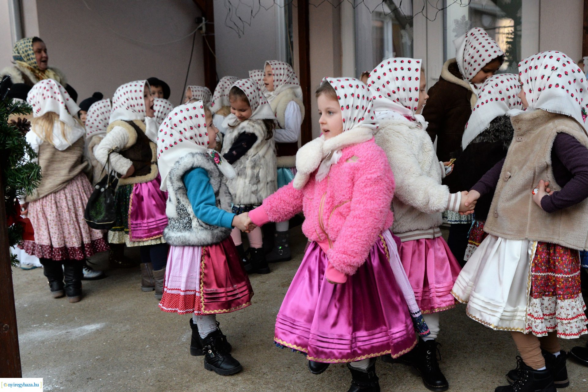 Lucázás és adventi vásár a Kerekerdő Óvodában