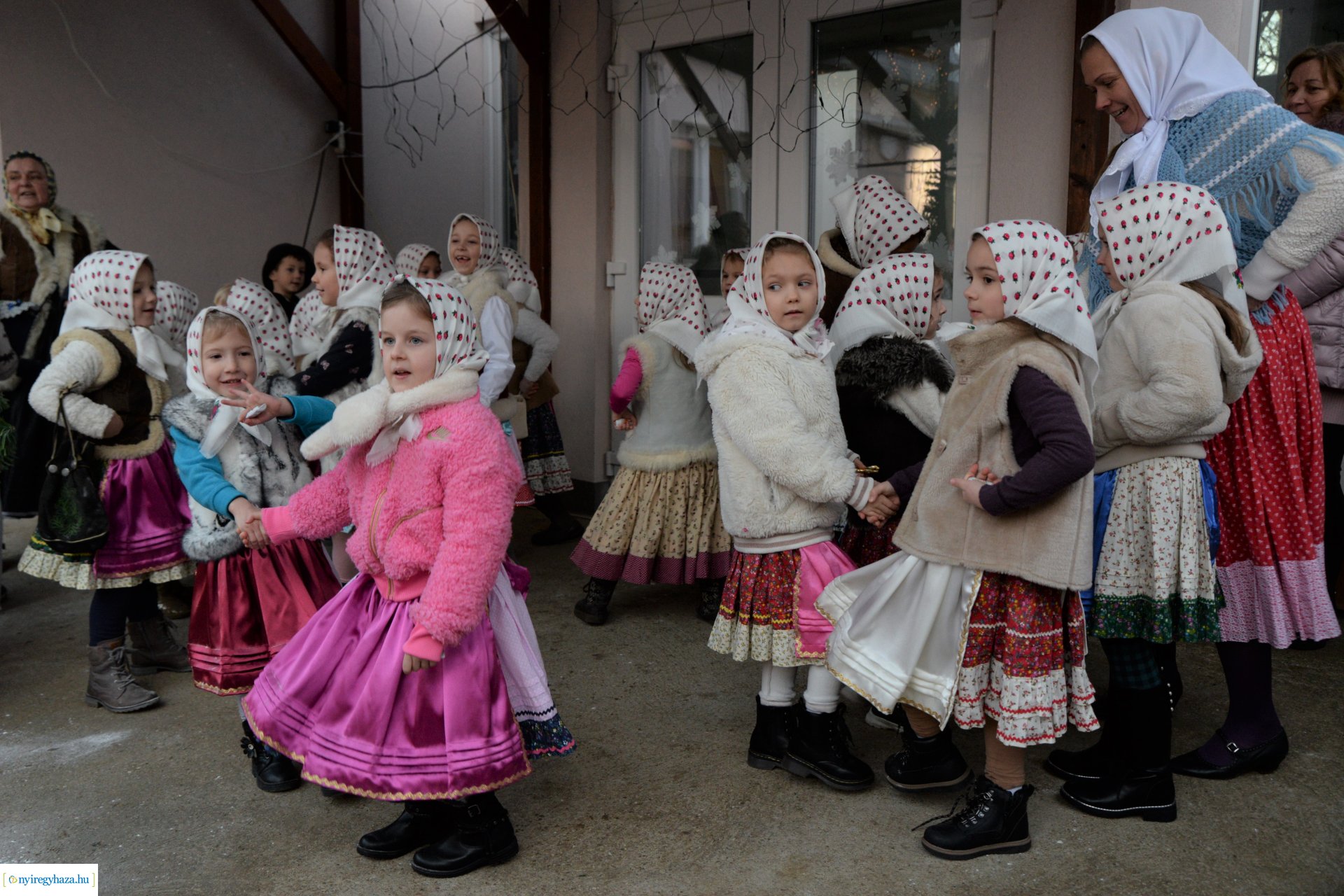 Lucázás és adventi vásár a Kerekerdő Óvodában