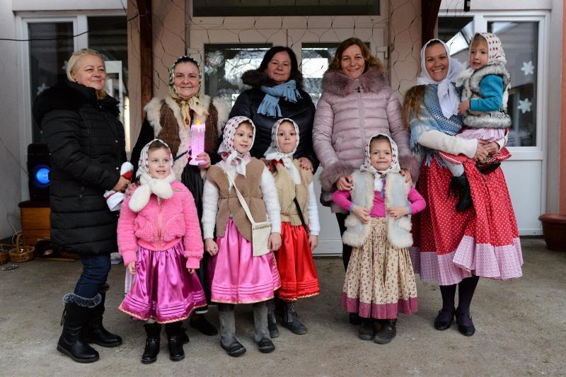Lucázás és adventi vásár a Kerekerdő Óvodában