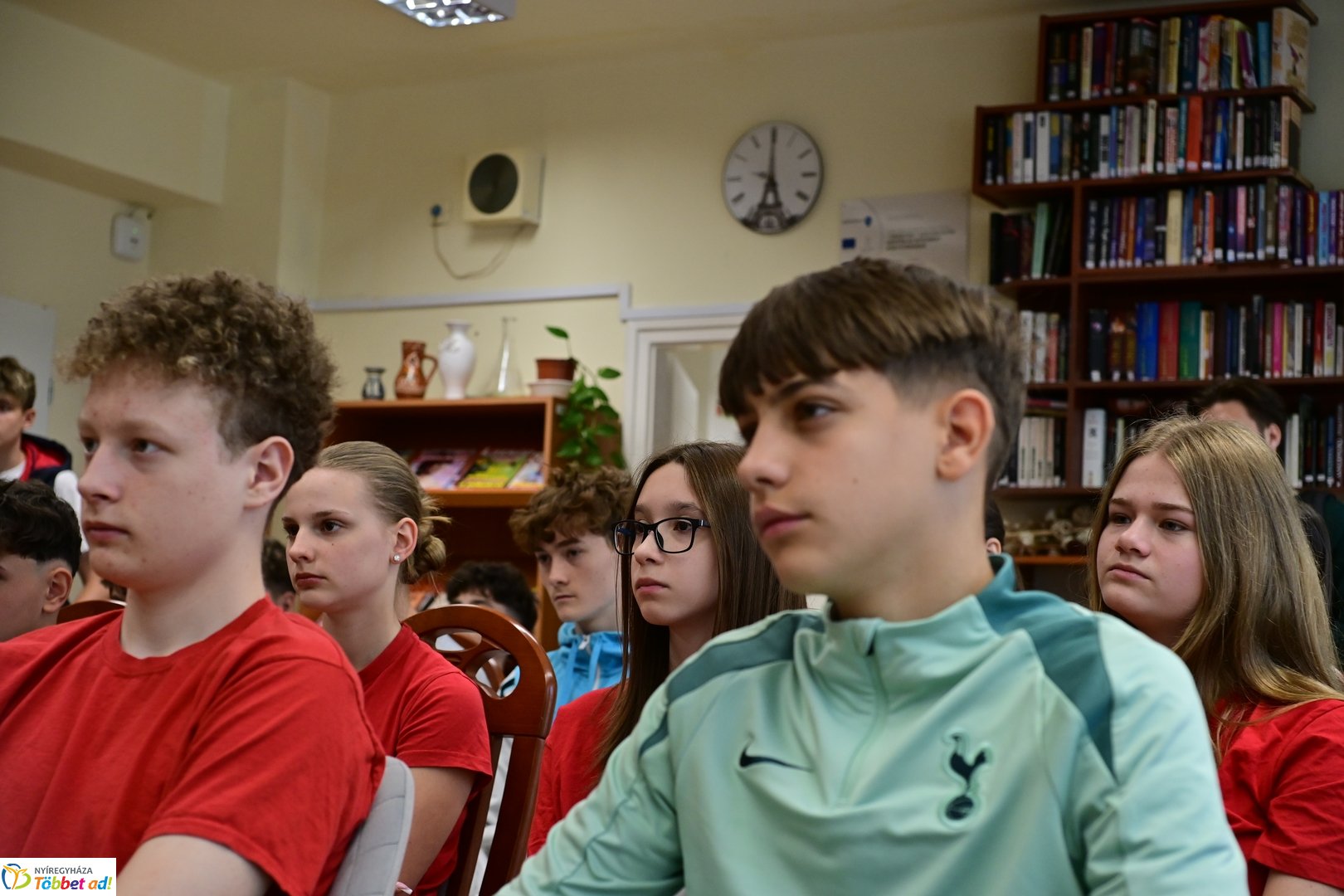 Madár az Arany János gimnáziumban - 2026