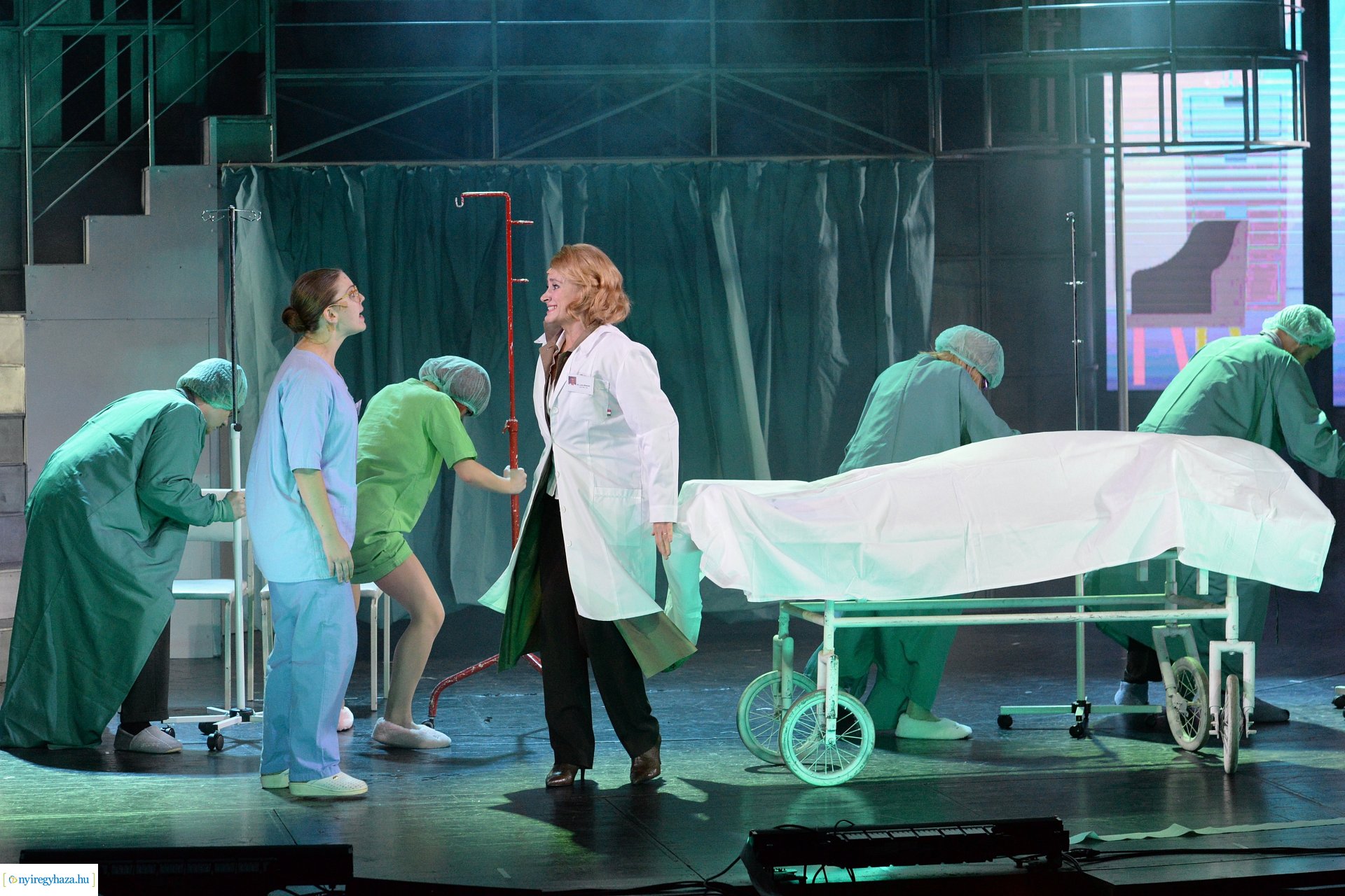 Magyarországi ősbemutató - 9-től 5-ig 