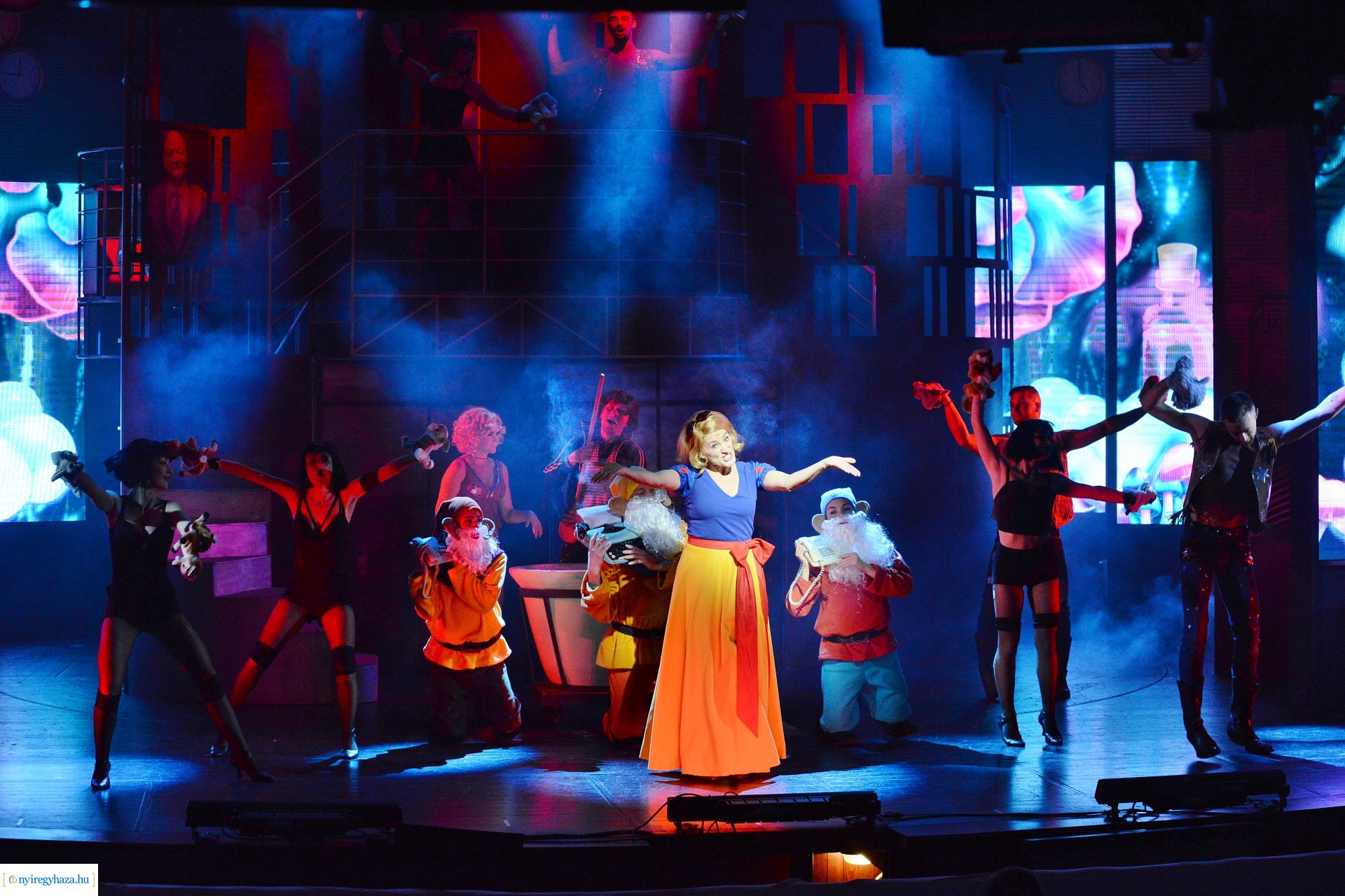 Magyarországi ősbemutató - 9-től 5-ig 