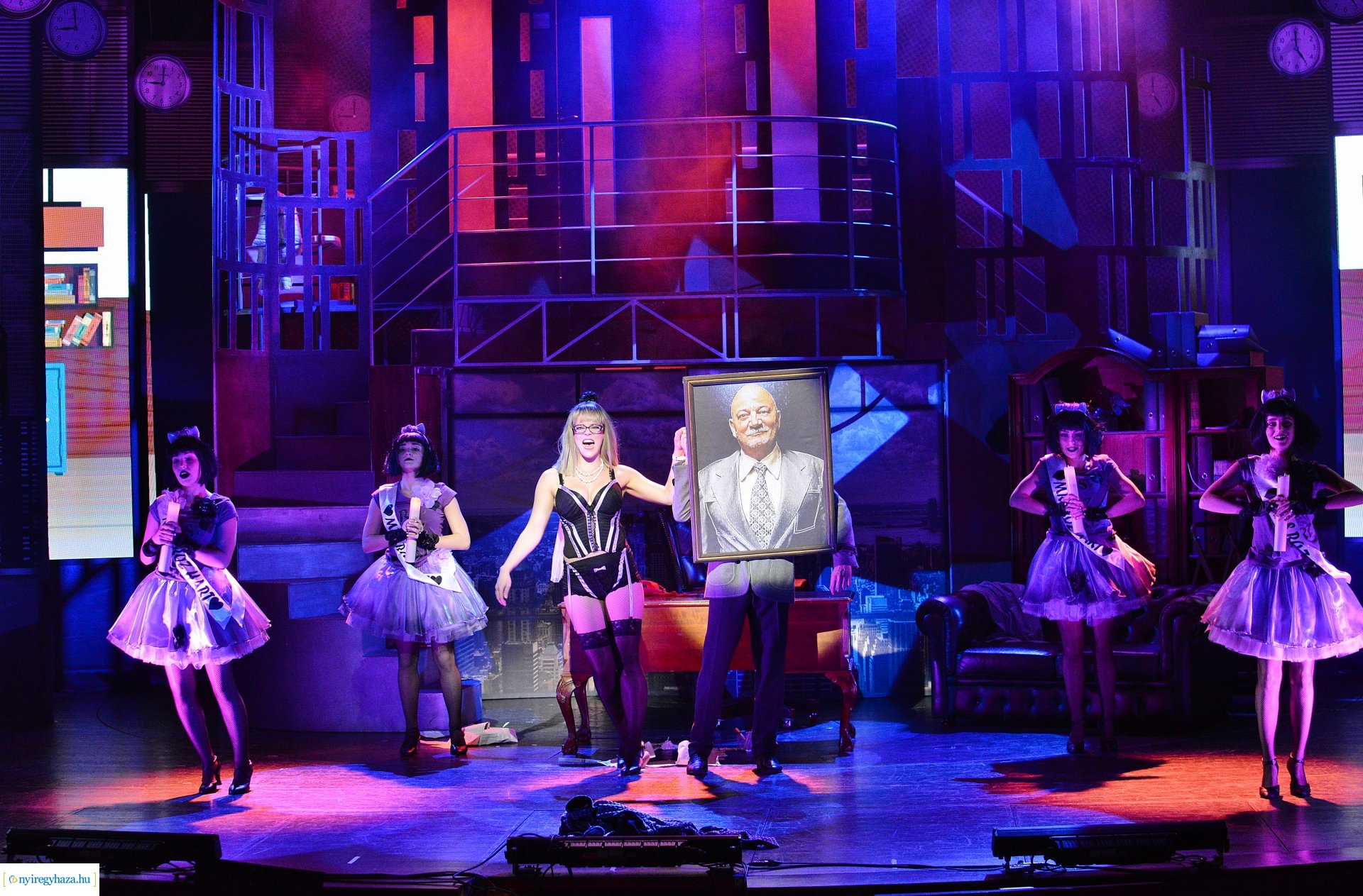 Magyarországi ősbemutató - 9-től 5-ig 