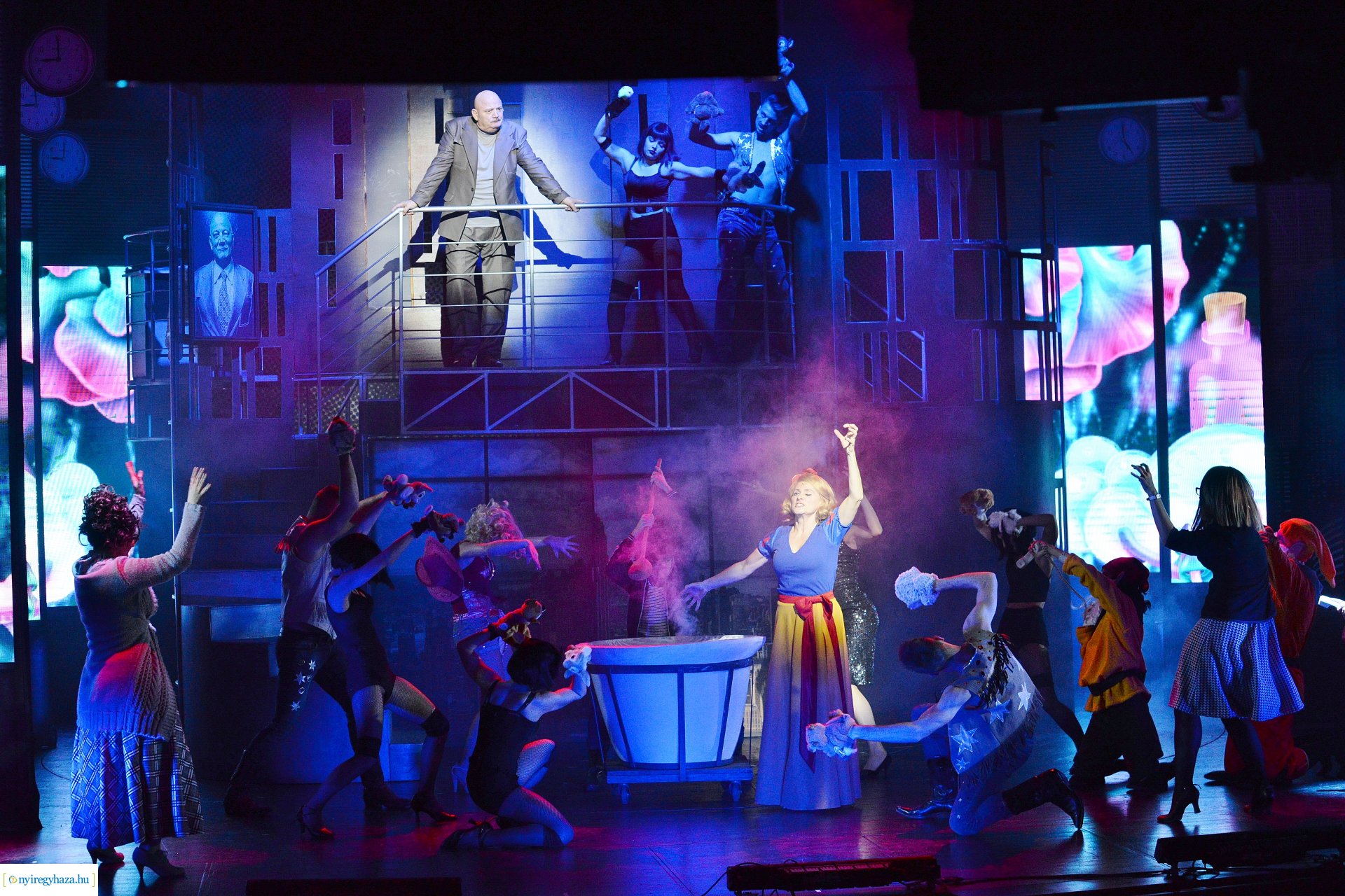 Magyarországi ősbemutató - 9-től 5-ig 