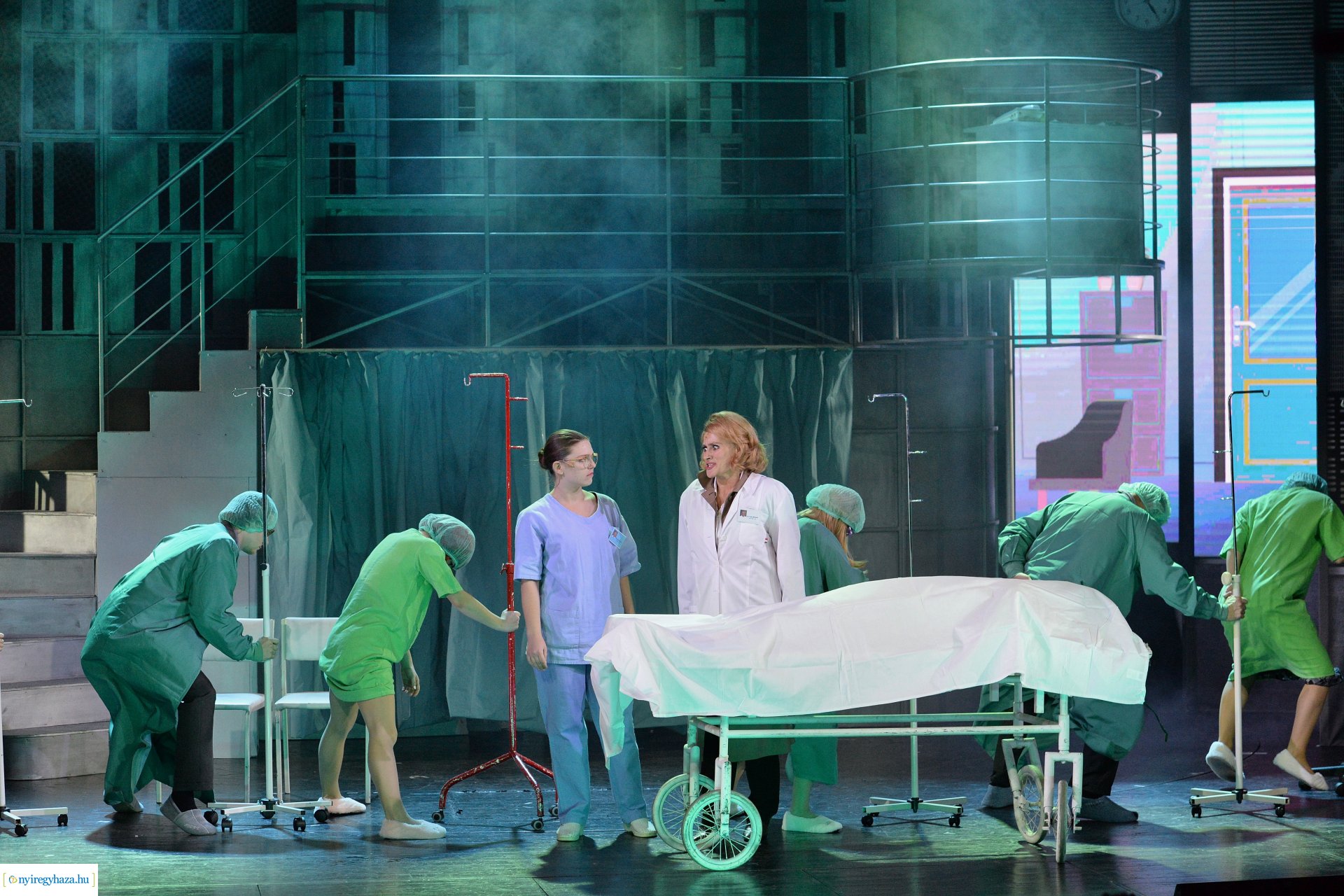 Magyarországi ősbemutató - 9-től 5-ig 