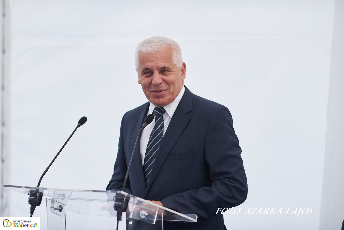 Márvány üzem átadó Nyíregyházán