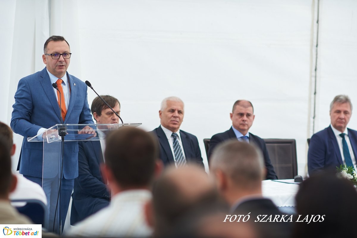 Márvány üzem átadó Nyíregyházán