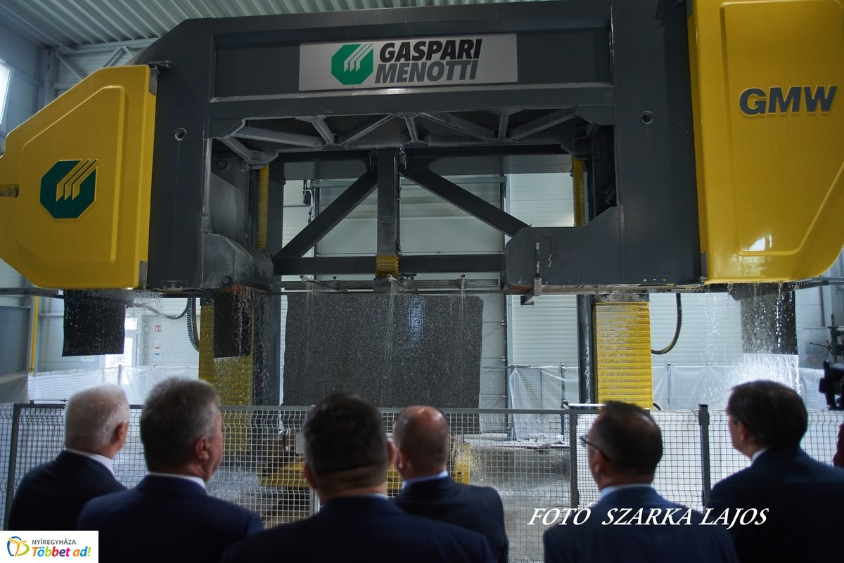 Márvány üzem átadó Nyíregyházán