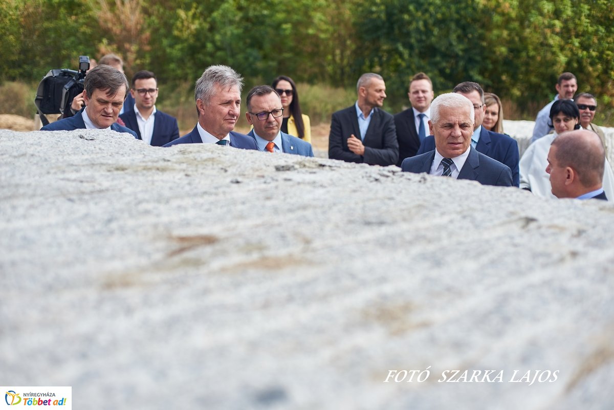 Márvány üzem átadó Nyíregyházán