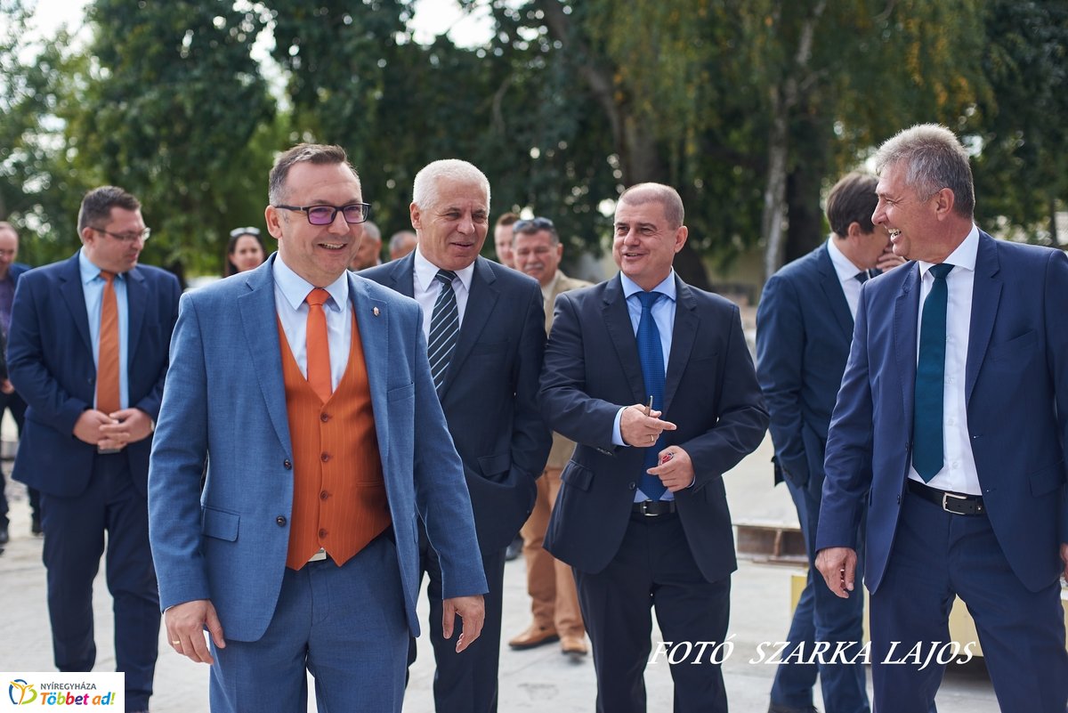 Márvány üzem átadó Nyíregyházán