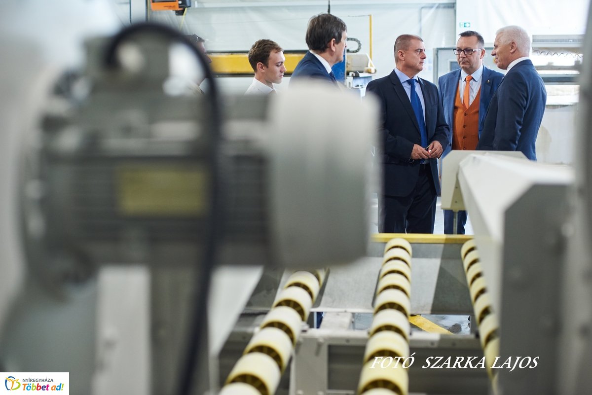 Márvány üzem átadó Nyíregyházán