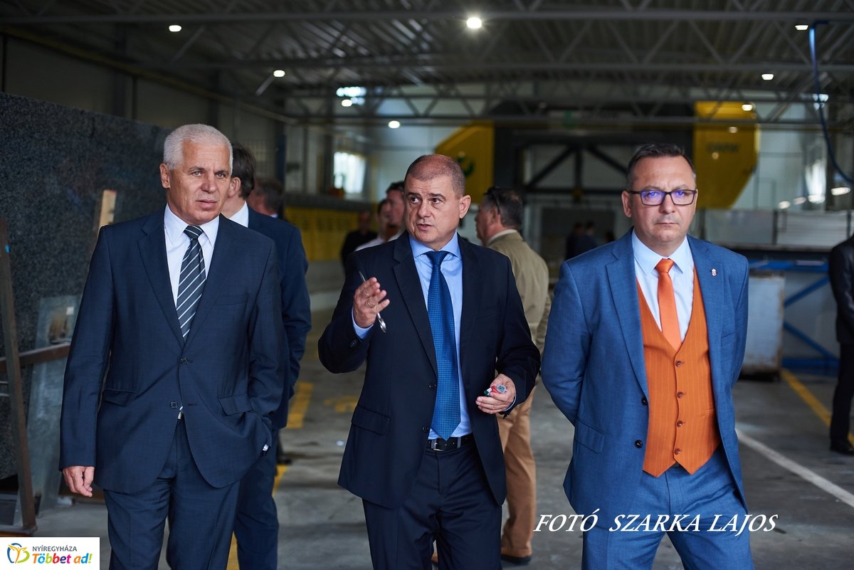 Márvány üzem átadó Nyíregyházán