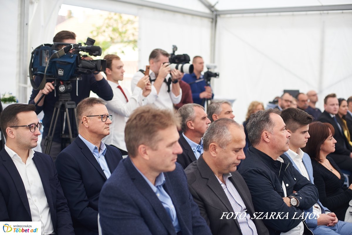 Márvány üzem átadó Nyíregyházán