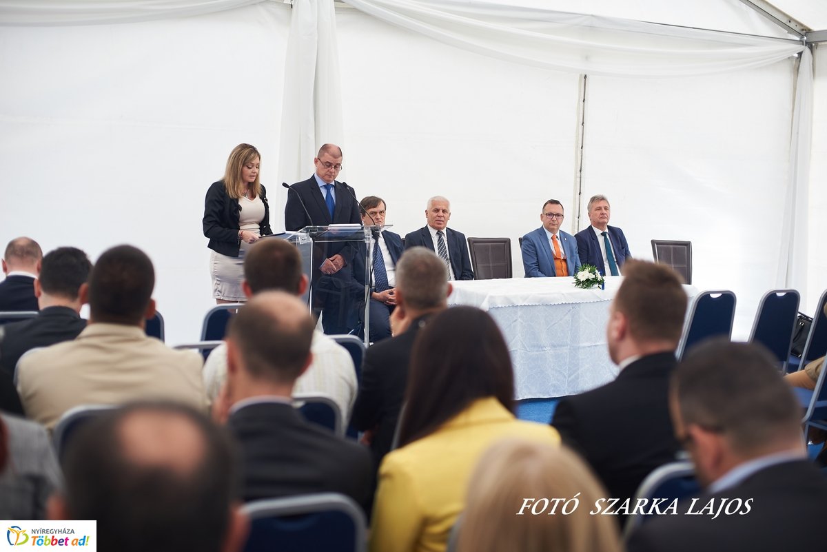 Márvány üzem átadó Nyíregyházán