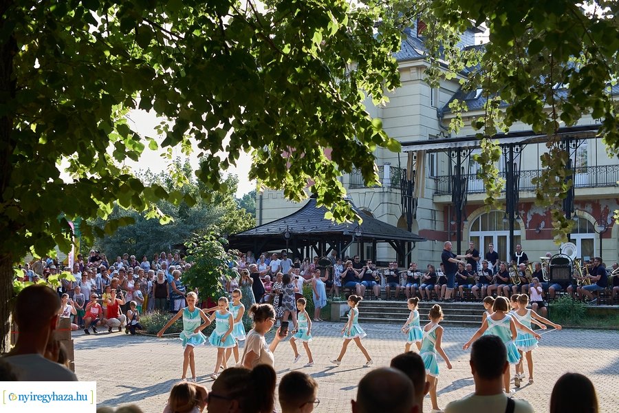 Mazsorettek és fúvósok Sóstón 20210716