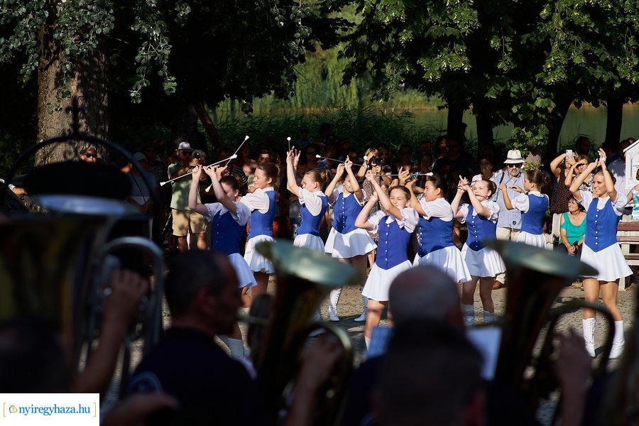 Mazsorettek és fúvósok Sóstón 20210716