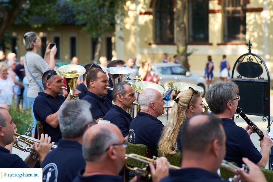 Mazsorettek és fúvósok Sóstón 20210716