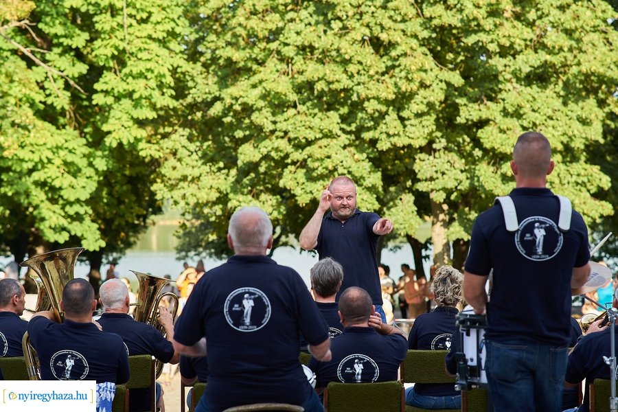 Mazsorettek és fúvósok Sóstón 20210716