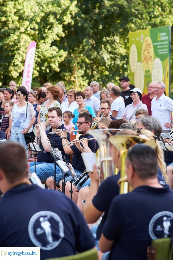 Mazsorettek és fúvósok Sóstón 20210716