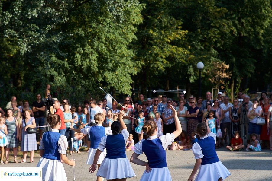 Mazsorettek és fúvósok Sóstón 20210716