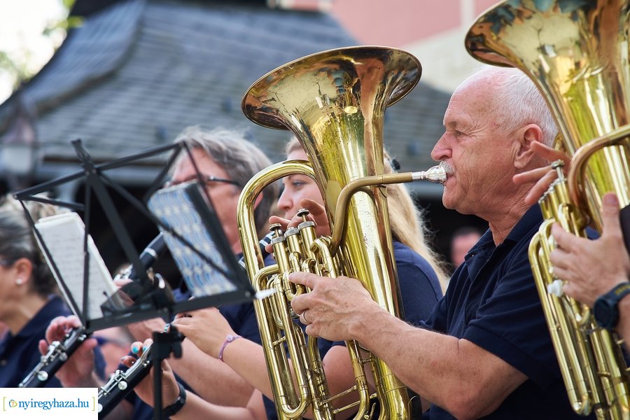 Mazsorettek és fúvósok Sóstón 20210716