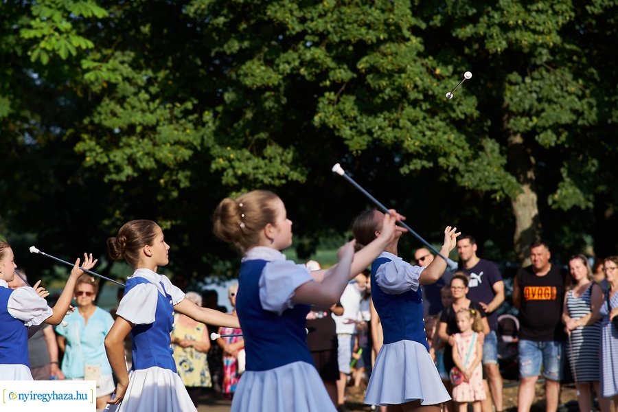 Mazsorettek és fúvósok Sóstón 20210716