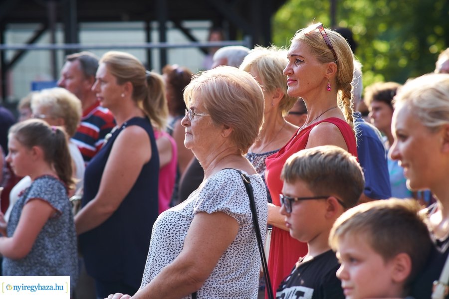 Mazsorettek és fúvósok Sóstón 20210716