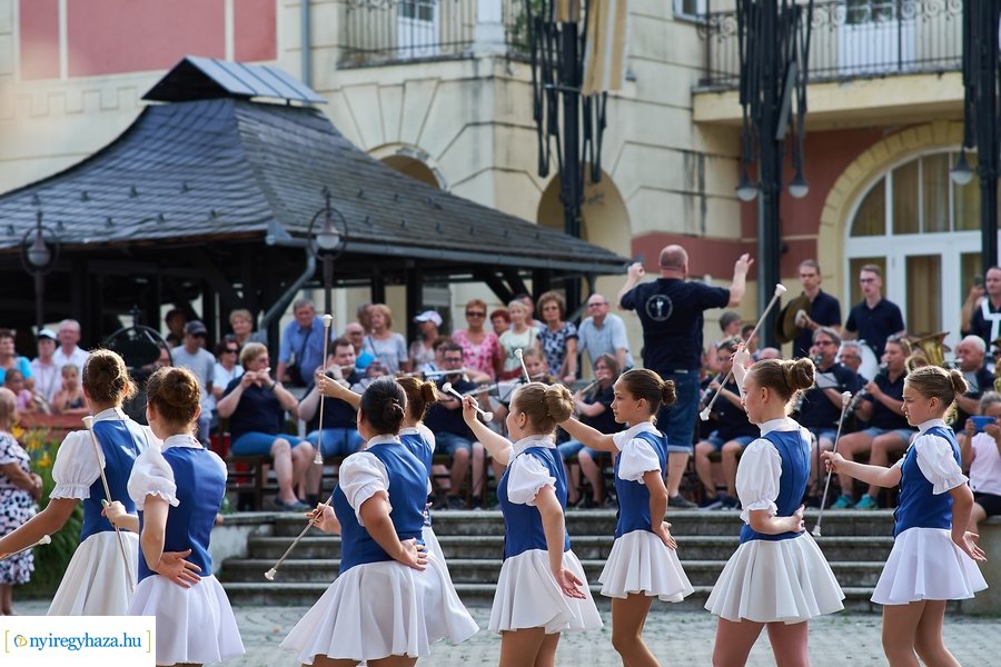 Mazsorettek és fúvósok Sóstón 20210716