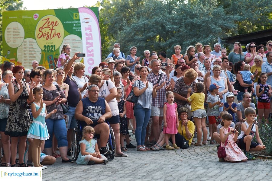 Mazsorettek és fúvósok Sóstón 20210716