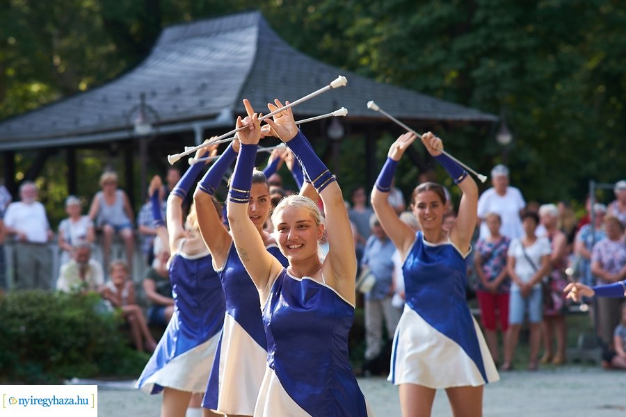 Mazsorettek és fúvósok Sóstón 20210716