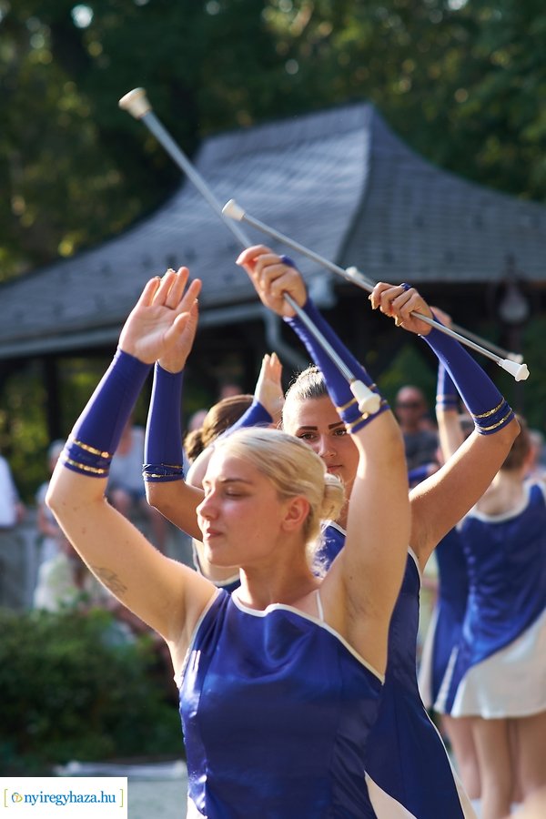 Mazsorettek és fúvósok Sóstón 20210716