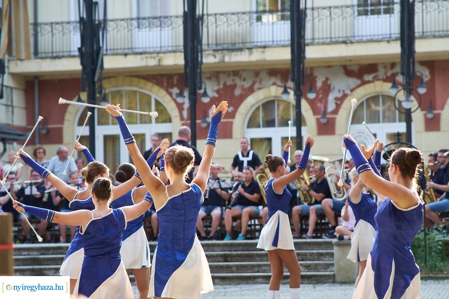 Mazsorettek és fúvósok Sóstón 20210716