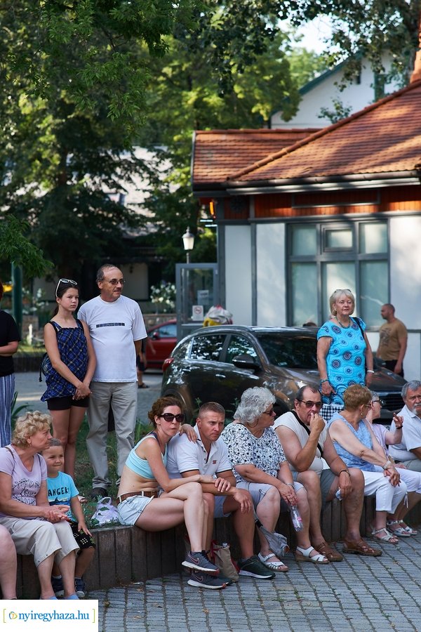 Mazsorettek és fúvósok Sóstón 20210716