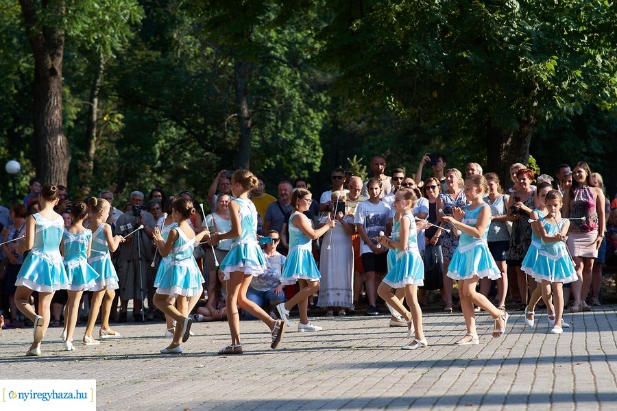 Mazsorettek és fúvósok Sóstón 20210716