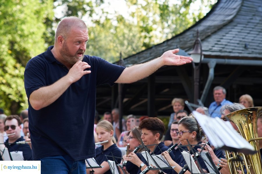 Mazsorettek és fúvósok Sóstón 20210716