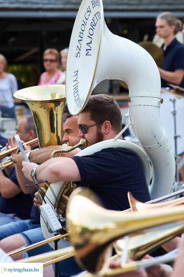 Mazsorettek és fúvósok Sóstón 20210716