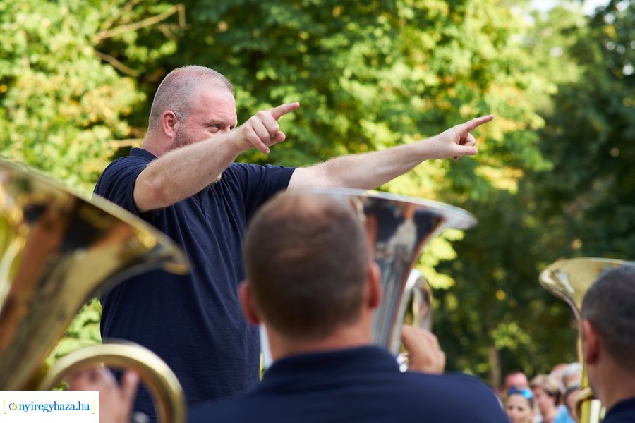 Mazsorettek és fúvósok Sóstón 20210716