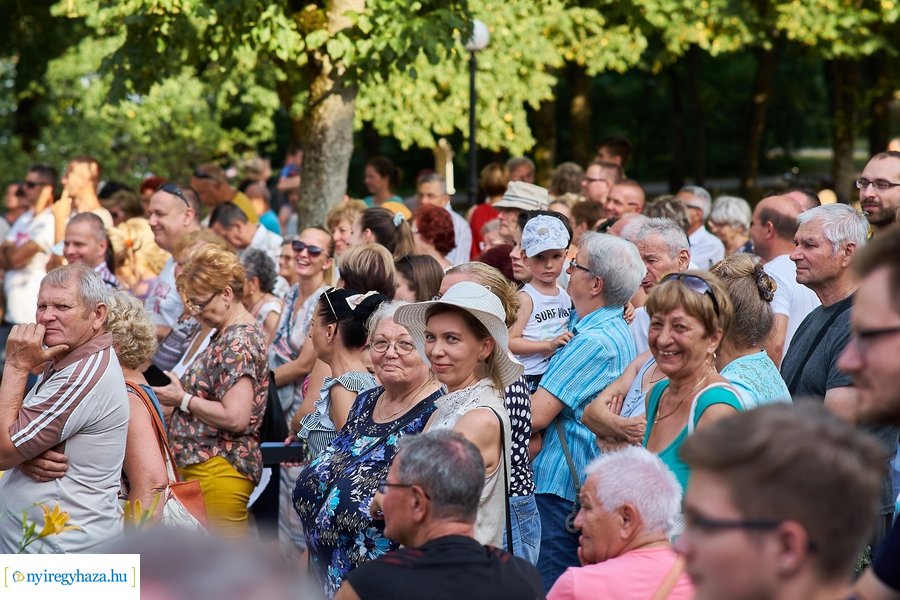 Mazsorettek és fúvósok Sóstón 20210716