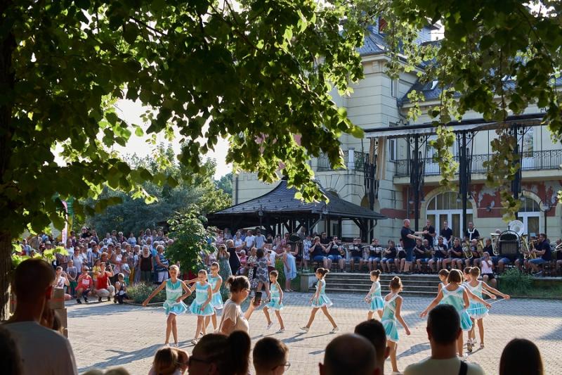 Mazsorettek és fúvósok Sóstón 20210716