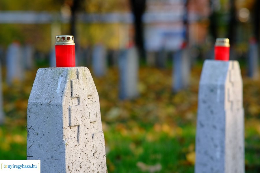 Mécsesgyújtás a Hősök temetőjében 2022