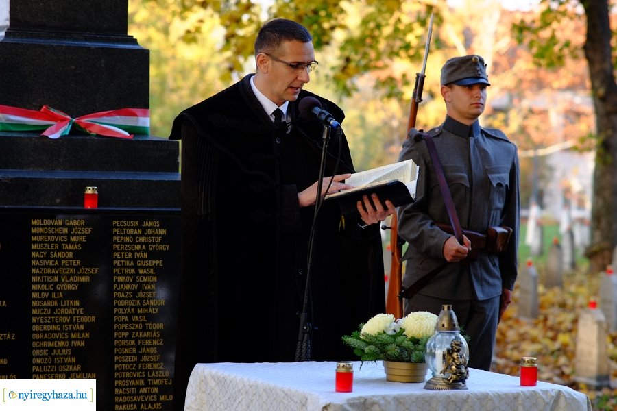 Mécsesgyújtás a Hősök temetőjében 2022