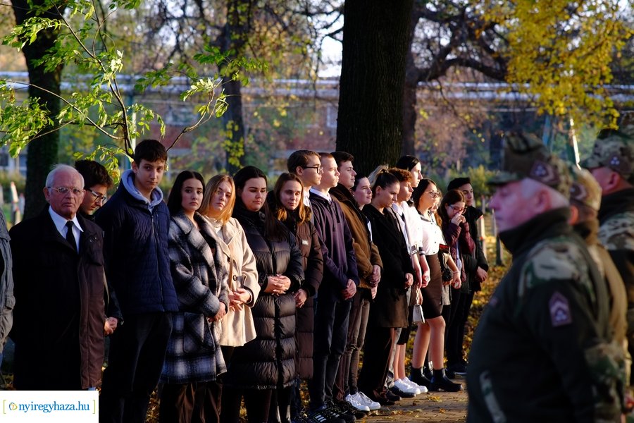 Mécsesgyújtás a Hősök temetőjében 2022