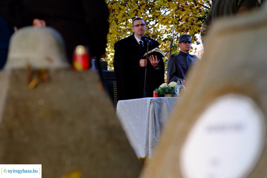 Mécsesgyújtás a Hősök temetőjében 2022