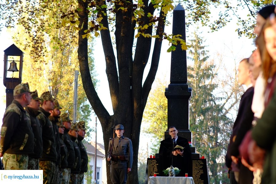 Mécsesgyújtás a Hősök temetőjében 2022