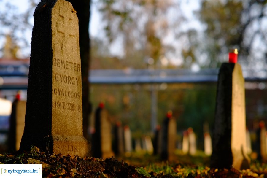 Mécsesgyújtás a Hősök temetőjében 2022